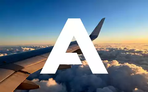 Ein moderner Flugzeugflügel über den Wolken bei Sonnenaufgang, symbolisch für die Luftfahrtindustrie. - Foto: über boerse-global.de