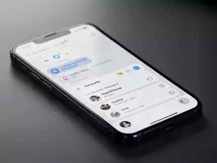 Nahaufnahme eines Smartphone-Bildschirms mit Benachrichtigungseinstellungen einer Messaging-App und Gruppenchat-Oberfläche. - Foto: über boerse-global.de