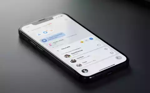 Nahaufnahme eines Smartphone-Bildschirms mit Benachrichtigungseinstellungen einer Messaging-App und Gruppenchat-Oberfläche. - Foto: über boerse-global.de