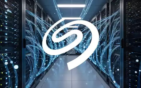 Futuristisches Rechenzentrum mit leuchtenden Glasfaserkabeln und Serverracks als Symbol für moderne Datenspeicherung. - Foto: über boerse-global.de