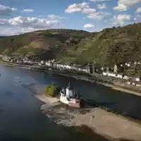 Das Niedrigwasser am Rhein belastet die deutsche Wirtschaft. - Foto: Thomas Frey/dpa