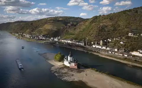 Das Niedrigwasser am Rhein belastet die deutsche Wirtschaft. - Foto: Thomas Frey/dpa