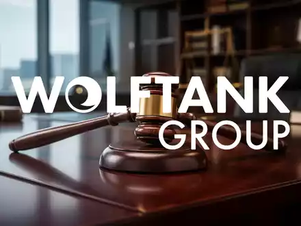 Ein hölzerner Richterhammer auf einem dunklen Schreibtisch, der eine rechtliche Einigung symbolisiert. - Foto: über boerse-global.de