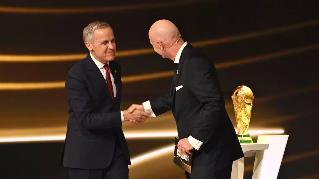 Einst Partner, nun Gegner: Carney (l.) kritisiert Infantino. (Archivbild) - Bild: Mandel Ngan/POOL AFP/AP/dpa