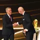 Einst Partner, nun Gegner: Carney (l.) kritisiert Infantino. (Archivbild) - Bild: Mandel Ngan/POOL AFP/AP/dpa