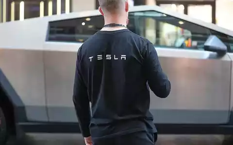Tesla-Mitarbeiter vor Cybertruck (Archiv) - Foto: via dts Nachrichtenagentur