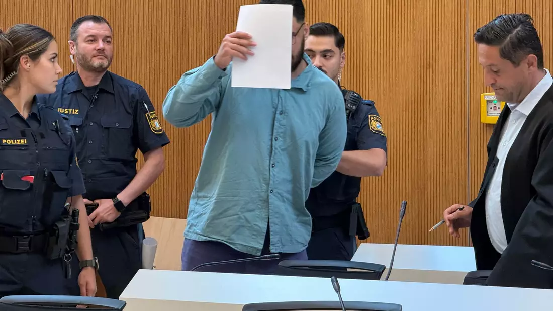 Der 25-Jährige vor dem Oberlandesgericht München. (Archivbild) - Bild: Elke Richter/dpa