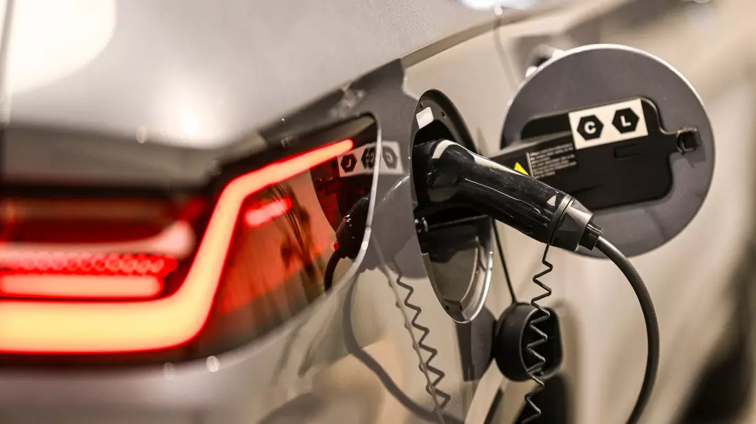 Dank einer Förderung des Bundes steigt die Nachfrage nach E-Autos derzeit stark an. (Symbolfoto) - Bild: Jens Kalaene/dpa