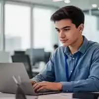 Ein Auszubildender in einer modernen Büroumgebung, der berufliche Entwicklung und Wachstum symbolisiert. - Foto: über boerse-global.de