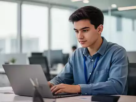 Ein Auszubildender in einer modernen Büroumgebung, der berufliche Entwicklung und Wachstum symbolisiert. - Foto: über boerse-global.de