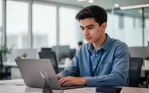Ein Auszubildender in einer modernen Büroumgebung, der berufliche Entwicklung und Wachstum symbolisiert. - Foto: über boerse-global.de