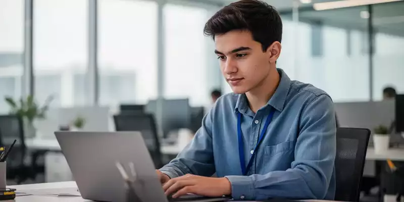 Ein Auszubildender in einer modernen Büroumgebung, der berufliche Entwicklung und Wachstum symbolisiert. - Foto: über boerse-global.de