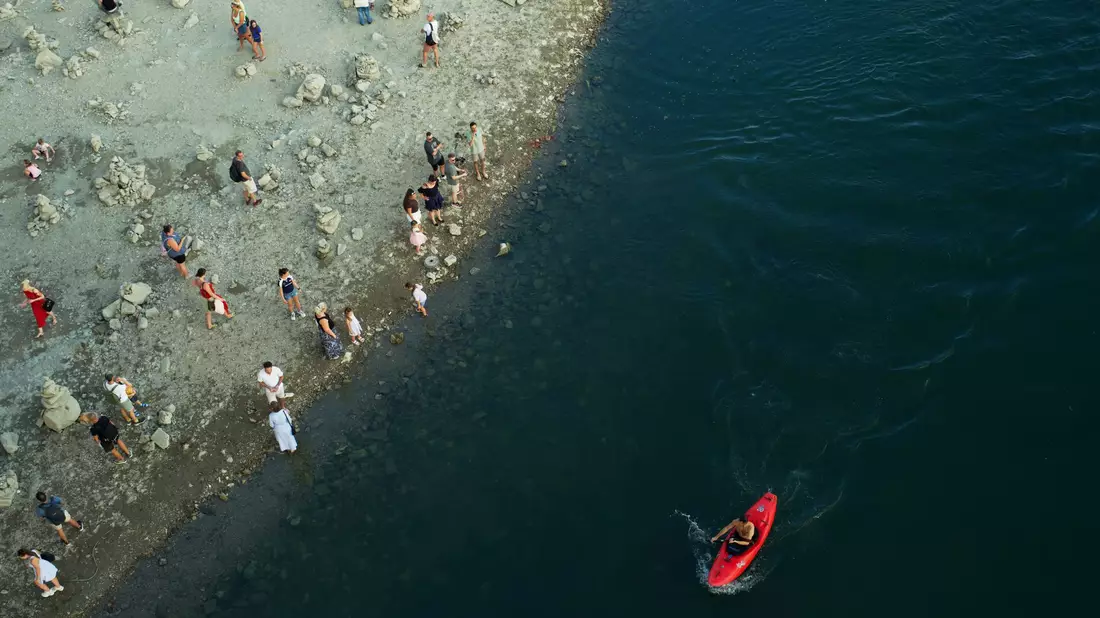 Das Niedrigwasser der Donau legt Inseln frei.  - Bild: Bela Szandelszky/AP/dpa