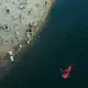 Das Niedrigwasser der Donau legt Inseln frei.  - Bild: Bela Szandelszky/AP/dpa