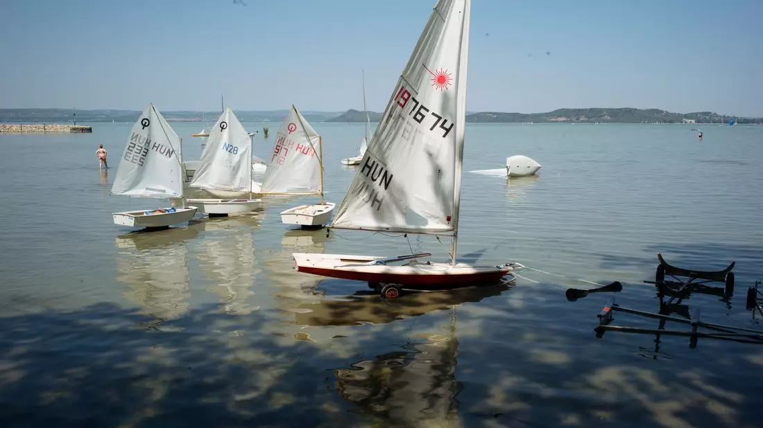 Auch am Plattensee bleiben die Segelboote unbenutzbar am Ufer stecken.  - Bild: Gregor Fischer/dpa