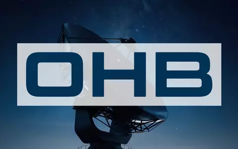 Abstrakte Darstellung der Raumfahrtindustrie mit einer Satellitenschüssel vor einem kosmischen Hintergrund. - Foto: über boerse-global.de
