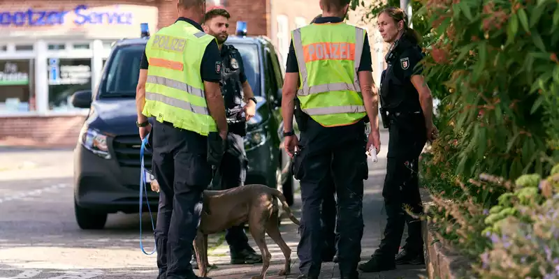 Zahlreiche Einsatzkräfte und auch Hunde waren an der Suche beteiligt. - Foto: Marcus Golejewski/dpa