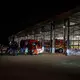 Einsatzkräfte treffen sich vor der Feuerwehrwache in Preetz. - Bild: Frank Molter/dpa