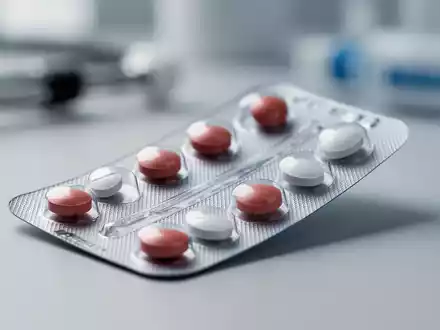 Blisterpackung mit Blutdruckmedikamenten auf einem unscharfen klinischen Hintergrund. - Foto: über boerse-global.de