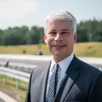 «Wenn der Verkehr auf der Wasserstraße Rhein komplett zum Erliegen kommen sollte, dann müssen wir schauen, wie wir auf die Straße oder auf die Schiene ausweichen können», meint Verkehrsminister Steffen Bilger. (Archivbild) - Foto: Daniel Vogl/dpa