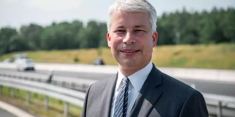 «Wenn der Verkehr auf der Wasserstraße Rhein komplett zum Erliegen kommen sollte, dann müssen wir schauen, wie wir auf die Straße oder auf die Schiene ausweichen können», meint Verkehrsminister Steffen Bilger. (Archivbild) - Foto: Daniel Vogl/dpa