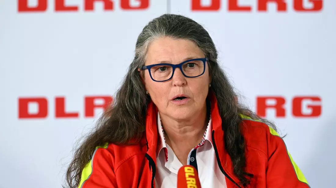 «Je heißer es ist, desto mehr zieht es Menschen ans Wasser», sagte die DLRG-Präsidentin Ute Vogt. - Bild: Federico Gambarini/dpa
