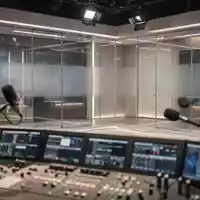 Modernes Fernseh- und Rundfunkstudio mit technischer Ausstattung und Mikrofonen in professioneller Lichtstimmung. - Foto: über boerse-global.de