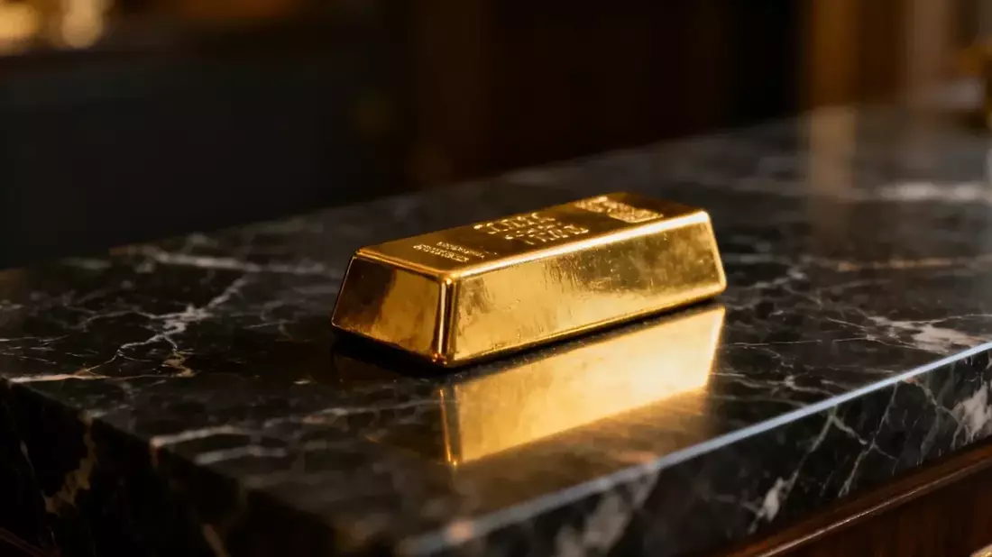 Gold Hits 7-Week High as Geopolitical Thaw and Weak Jobs Data Fuel Rate Cut Bets