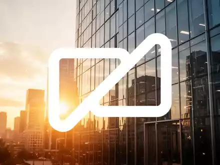 Abstrakte Darstellung von modernem Geschäftswachstum und positiven Marktaussichten vor einer Glasfassade bei Sonnenuntergang. - Foto: über boerse-global.de