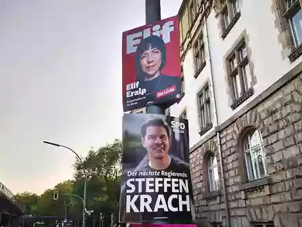Wahlplakate mit Elif Eralp, Linke, und Steffen Krach, SPD (Archiv) - Foto: via dts Nachrichtenagentur