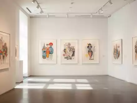 Helle, moderne Galerie mit gerahmten Illustrationen an einer weißen Wand als Symbol für kulturelle Wissensvermittlung. - Foto: über boerse-global.de