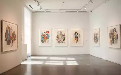 Helle, moderne Galerie mit gerahmten Illustrationen an einer weißen Wand als Symbol für kulturelle Wissensvermittlung. - Foto: über boerse-global.de