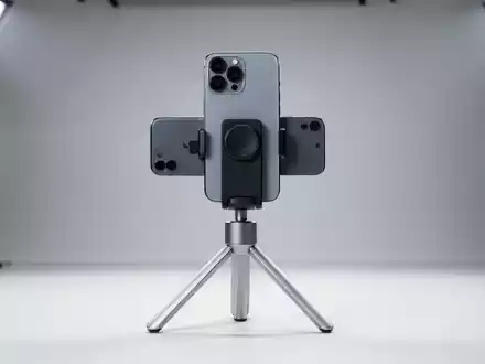 Ein modernes iPhone auf einem Stativ in einem professionellen Fotostudio mit Fokus auf die Kameralinsen. - Foto: über boerse-global.de