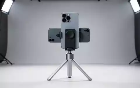 Ein modernes iPhone auf einem Stativ in einem professionellen Fotostudio mit Fokus auf die Kameralinsen. - Foto: über boerse-global.de