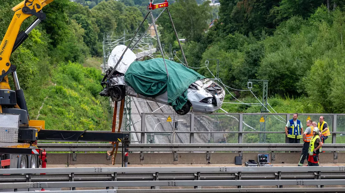Drei Menschen sind bei einem schweren Unfall auf der Autobahn 3 in der Oberpfalz ums Leben gekommen, als ihr Wagen von der Fahrbahn abkam und auf eine Bahnstrecke geriet. - Bild: Armin Weigel/dpa