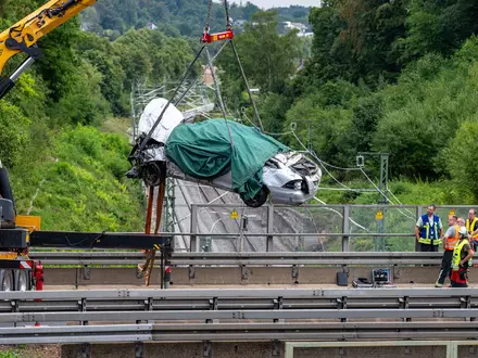 Drei Menschen sind bei einem schweren Unfall auf der Autobahn 3 in der Oberpfalz ums Leben gekommen, als ihr Wagen von der Fahrbahn abkam und auf eine Bahnstrecke geriet. - Foto: Armin Weigel/dpa