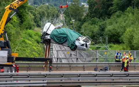 Drei Menschen sind bei einem schweren Unfall auf der Autobahn 3 in der Oberpfalz ums Leben gekommen, als ihr Wagen von der Fahrbahn abkam und auf eine Bahnstrecke geriet. - Foto: Armin Weigel/dpa