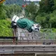 Drei Menschen sind bei einem schweren Unfall auf der Autobahn 3 in der Oberpfalz ums Leben gekommen, als ihr Wagen von der Fahrbahn abkam und auf eine Bahnstrecke geriet. - Bild: Armin Weigel/dpa
