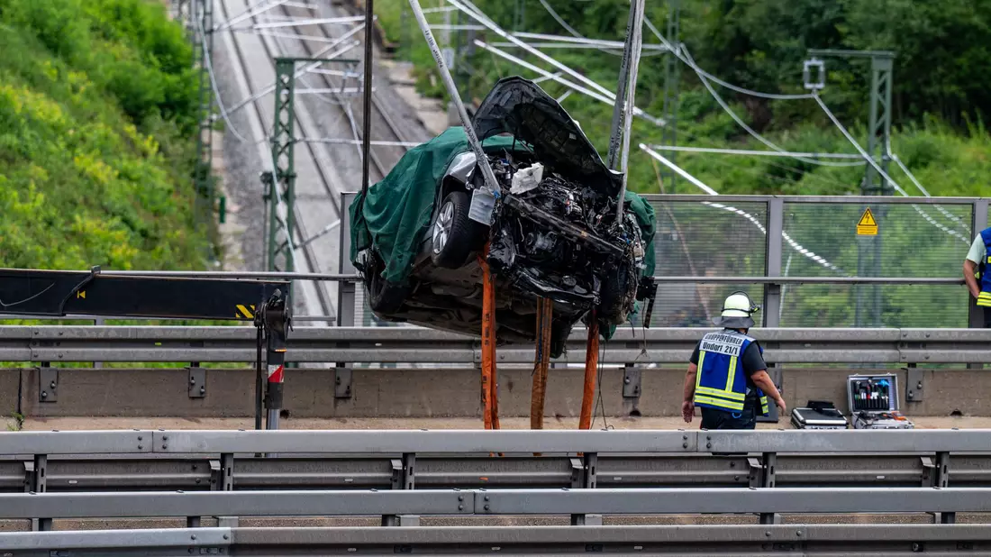 Wegen der Bergungsarbeiten sind sowohl die A3 als auch die Bahnstrecke gesperrt. - Bild: Armin Weigel/dpa