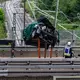 Wegen der Bergungsarbeiten sind sowohl die A3 als auch die Bahnstrecke gesperrt. - Bild: Armin Weigel/dpa