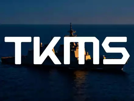 Silhouette eines modernen Kriegsschiffes auf dem Ozean bei Dämmerung, symbolisiert maritime Verteidigungstechnik. - Foto: über boerse-global.de