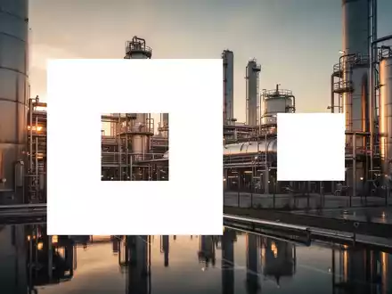 Moderne Industrieanlage bei Sonnenuntergang als Symbol für wirtschaftliches Wachstum und industrielle Produktivität. - Foto: über boerse-global.de