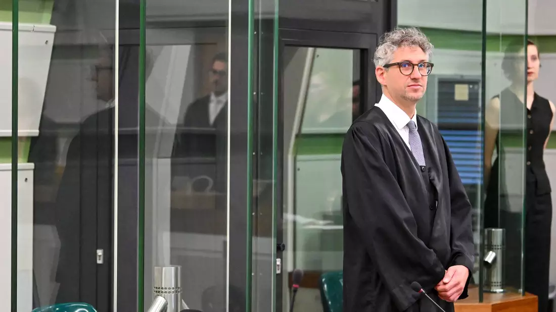 Der Verteidiger Jochen Schöfthaler vor Prozessbeginn.  - Bild: Soeren Stache/dpa
