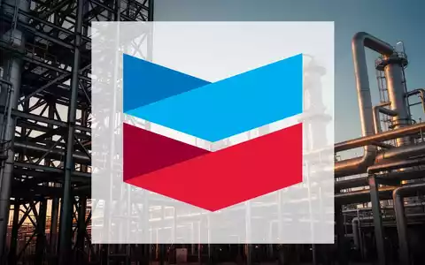 Abstrakte Darstellung einer modernen Industrieanlage bei Sonnenuntergang als Symbol für den Energiesektor. - Foto: über boerse-global.de