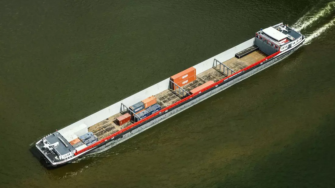 Extrem-Niedrigwasser: Könnte eine Aufhebung des Sonntagsfahrverbots für Lkw helfen, Lieferketten aufrechtzuerhalten? Der Vorschlag des Bundesverkehrsministers sorgt für Diskussionen.  - Bild: Oliver Berg/dpa