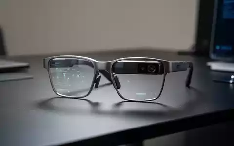 Smarte Brille mit integrierter Kamera auf einem Schreibtisch als Symbol für Überwachung und Datenschutzrisiken. - Foto: über boerse-global.de