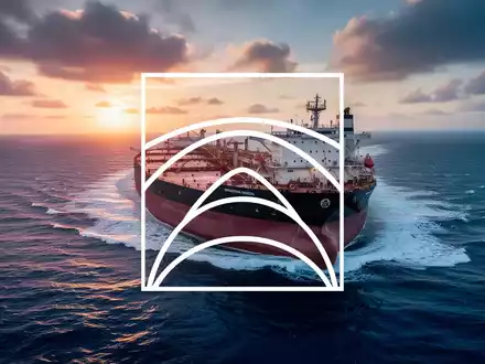 Ein großes Öltanker-Schiff auf dem offenen Meer bei Sonnenaufgang, symbolisch für die Schifffahrtsindustrie. - Foto: über boerse-global.de