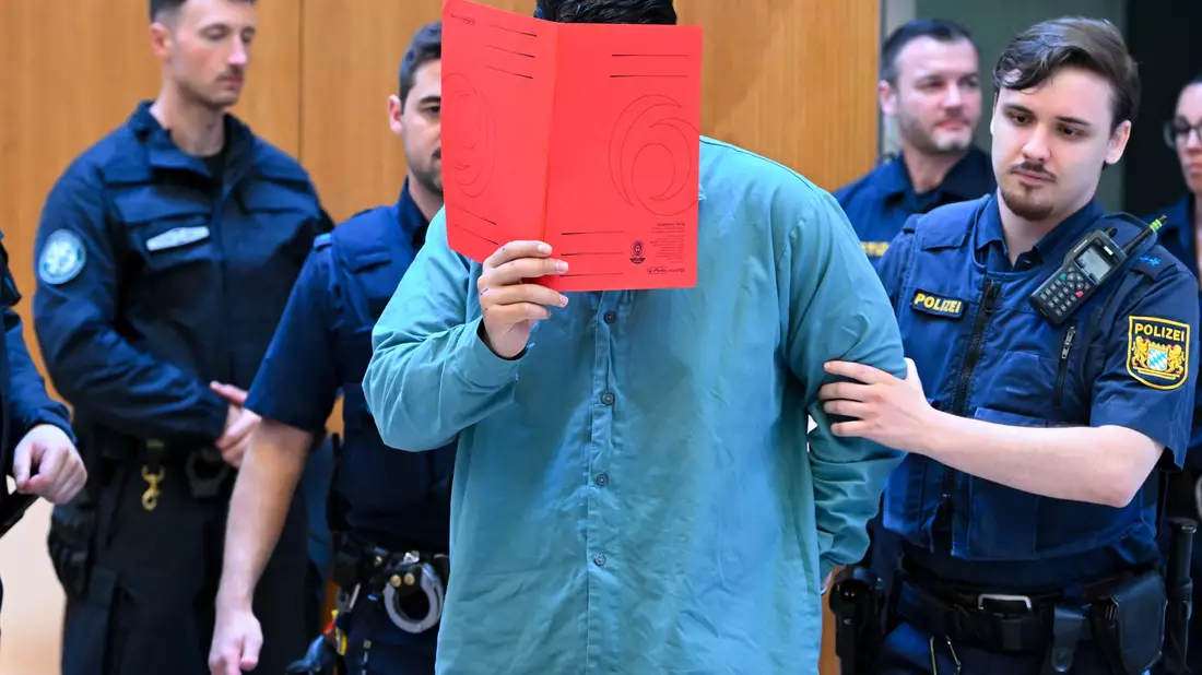 Der 25-Jährige kurz vor seiner Verurteilung vor dem Oberlandesgericht München. - Bild: Sven Hoppe/dpa