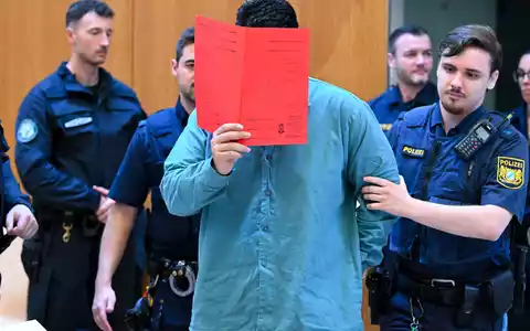 Der 25-Jährige kurz vor seiner Verurteilung vor dem Oberlandesgericht München. - Foto: Sven Hoppe/dpa