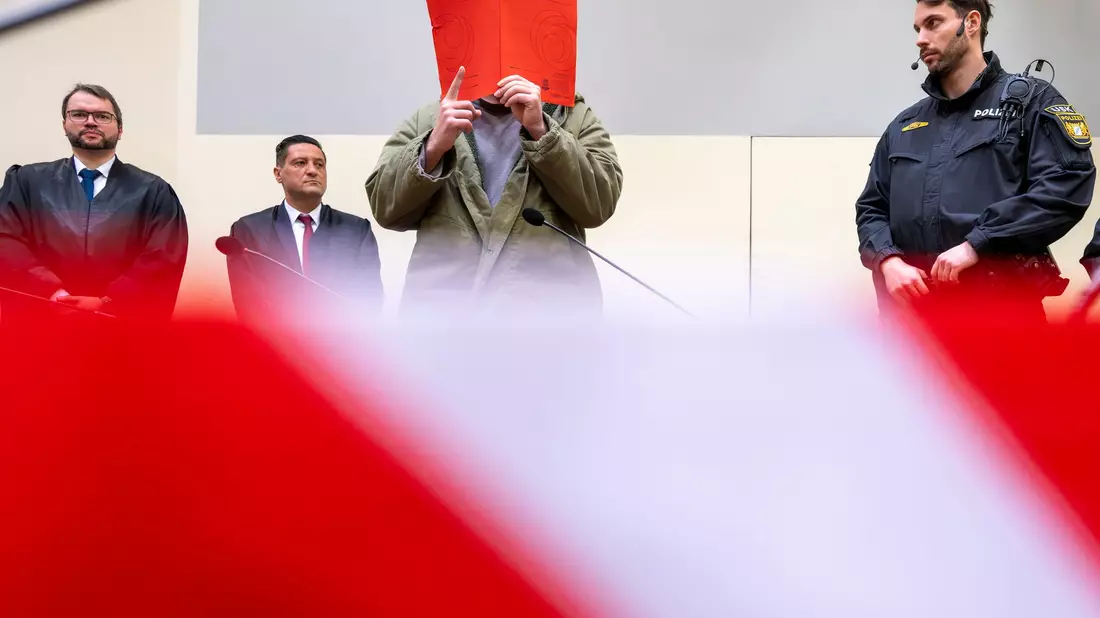Zu Prozessbeginn reckte er den Zeigefinger hoch – eine unter Muslimen verbreitete religiöse Geste, die aber auch als Erkennungszeichen unter Islamisten gilt. (Archivbild) - Bild: Peter Kneffel/dpa
